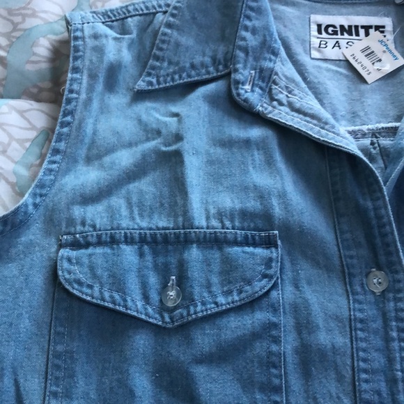 NWT Chambray Button Down - Picture 3 of 6